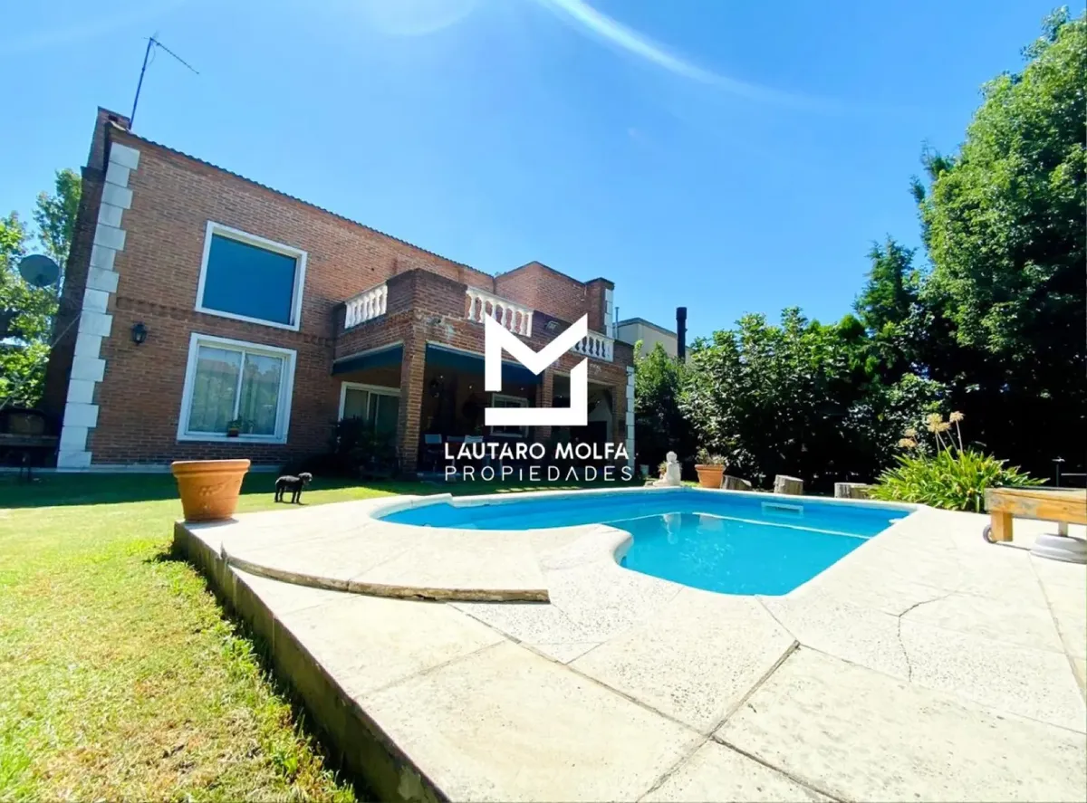 Casa de 5 ambientes em condomínio Altos del Sol, Ituzaingó