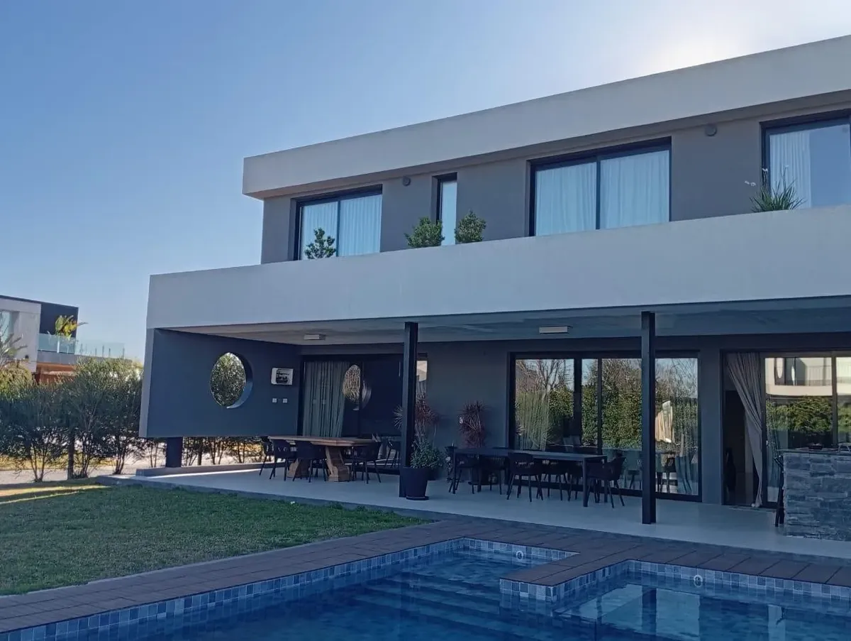 Five-bedroom apartment in Tigre, Barrio Virazón