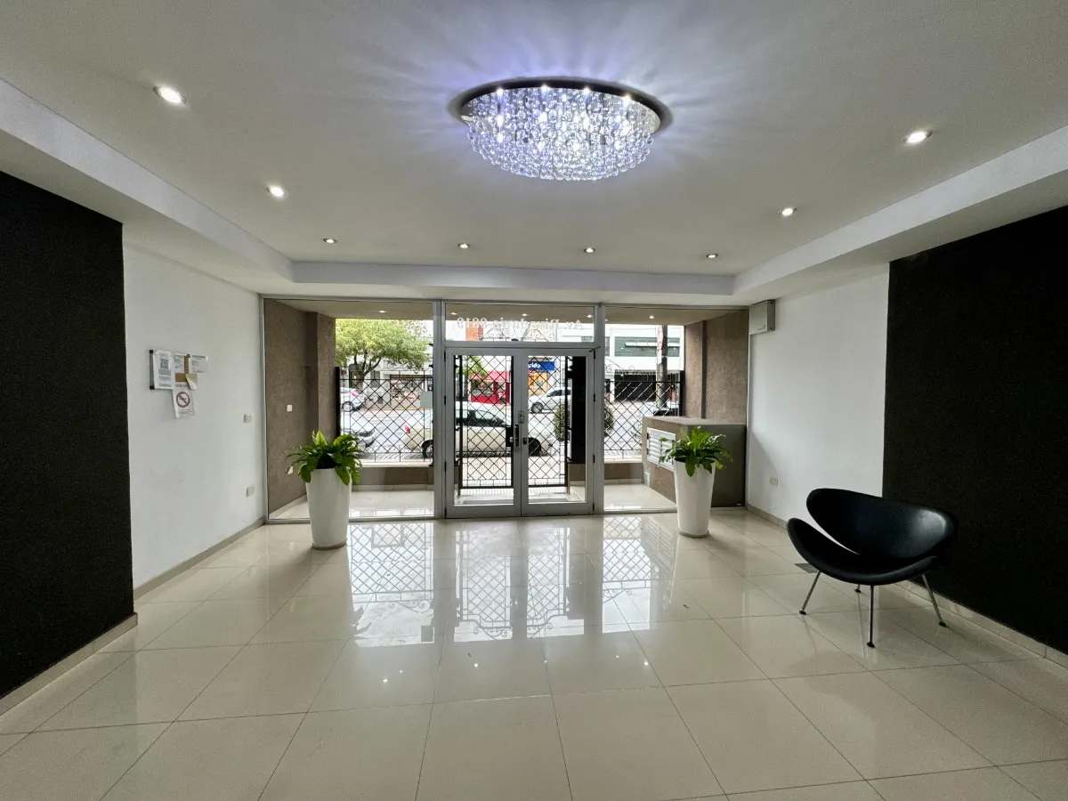 Monoambiente con balcón al frente en Villa Luro