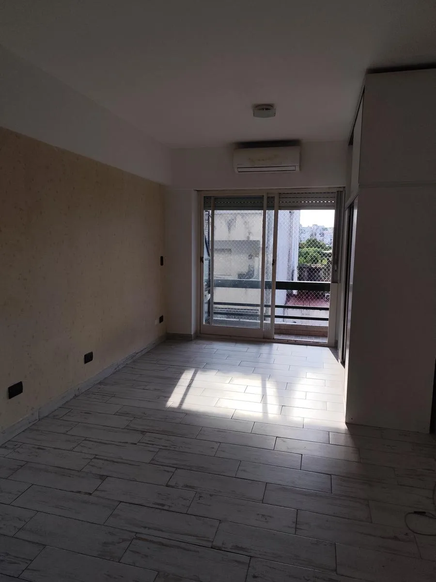 Kitnet com varanda ampla de fundos em Caballito