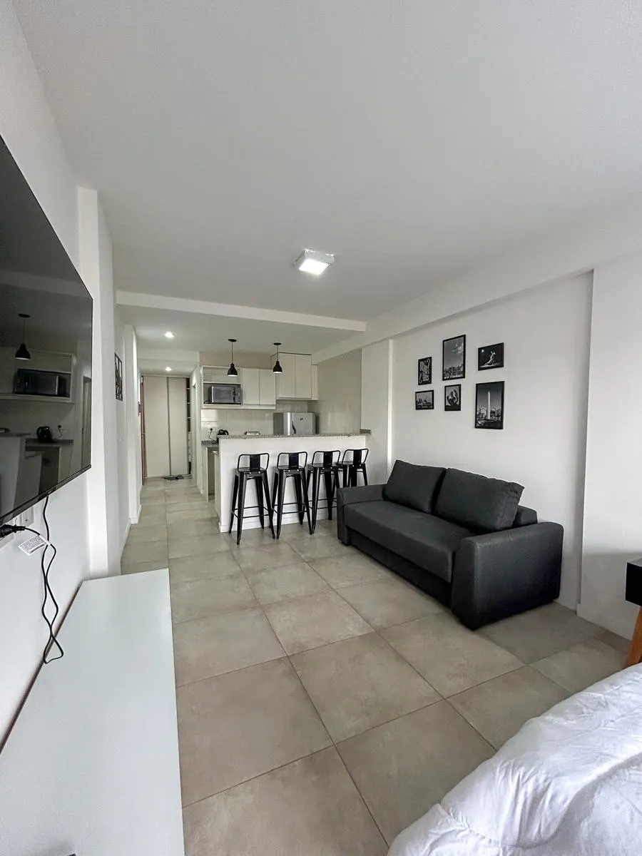 Monoambiente amoblado con balcón en Villa del Parque