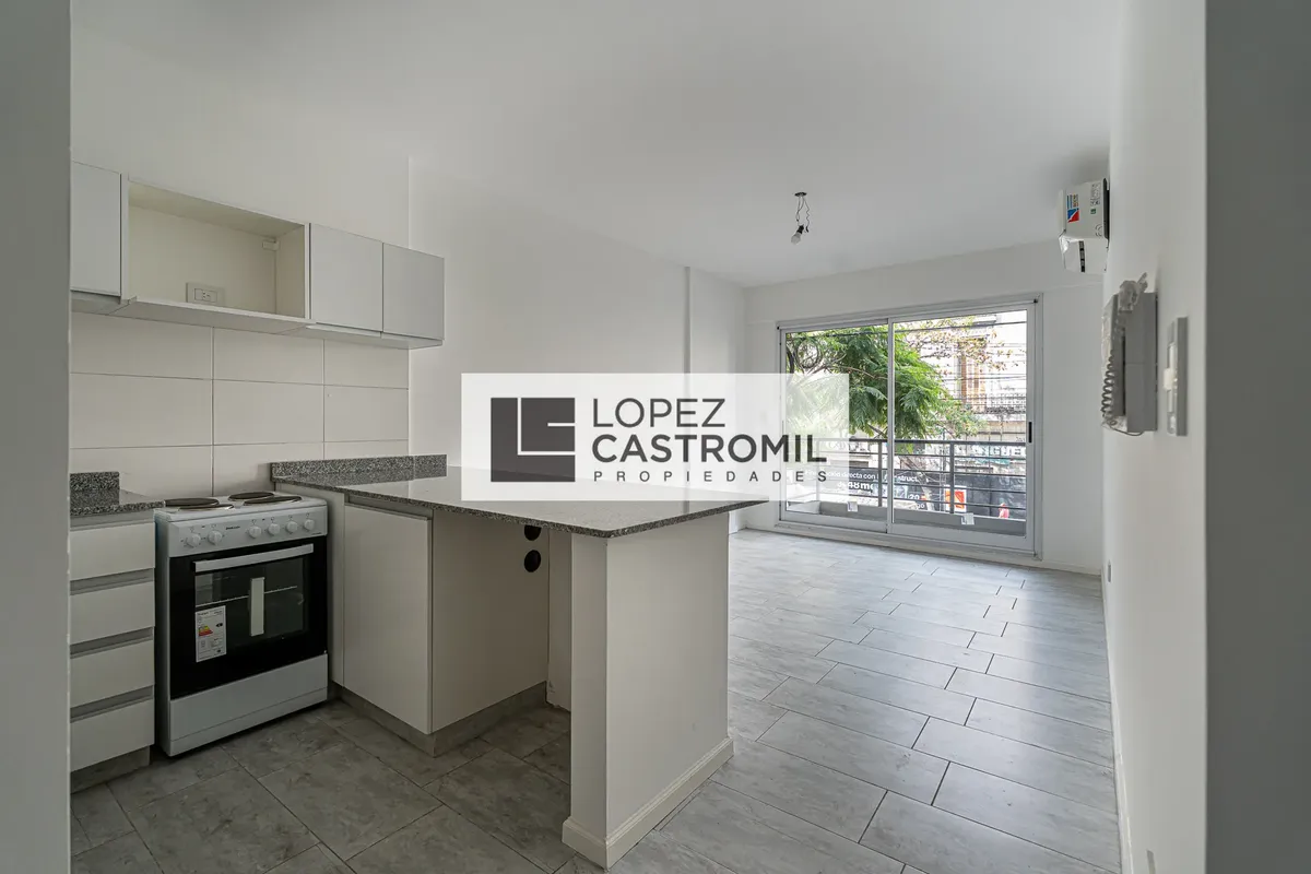 Monoambiente dividido con balcón en San Cristóbal