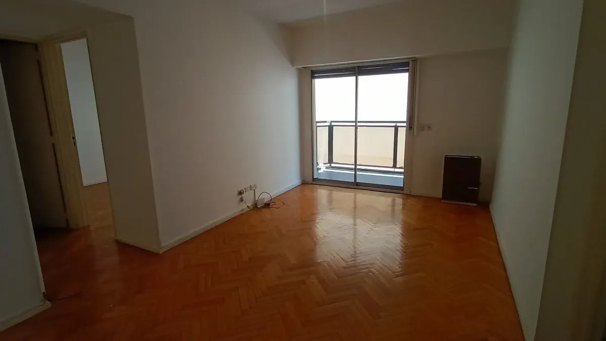 Apartamento de dois ambientes lateral com varanda dupla em Caballito