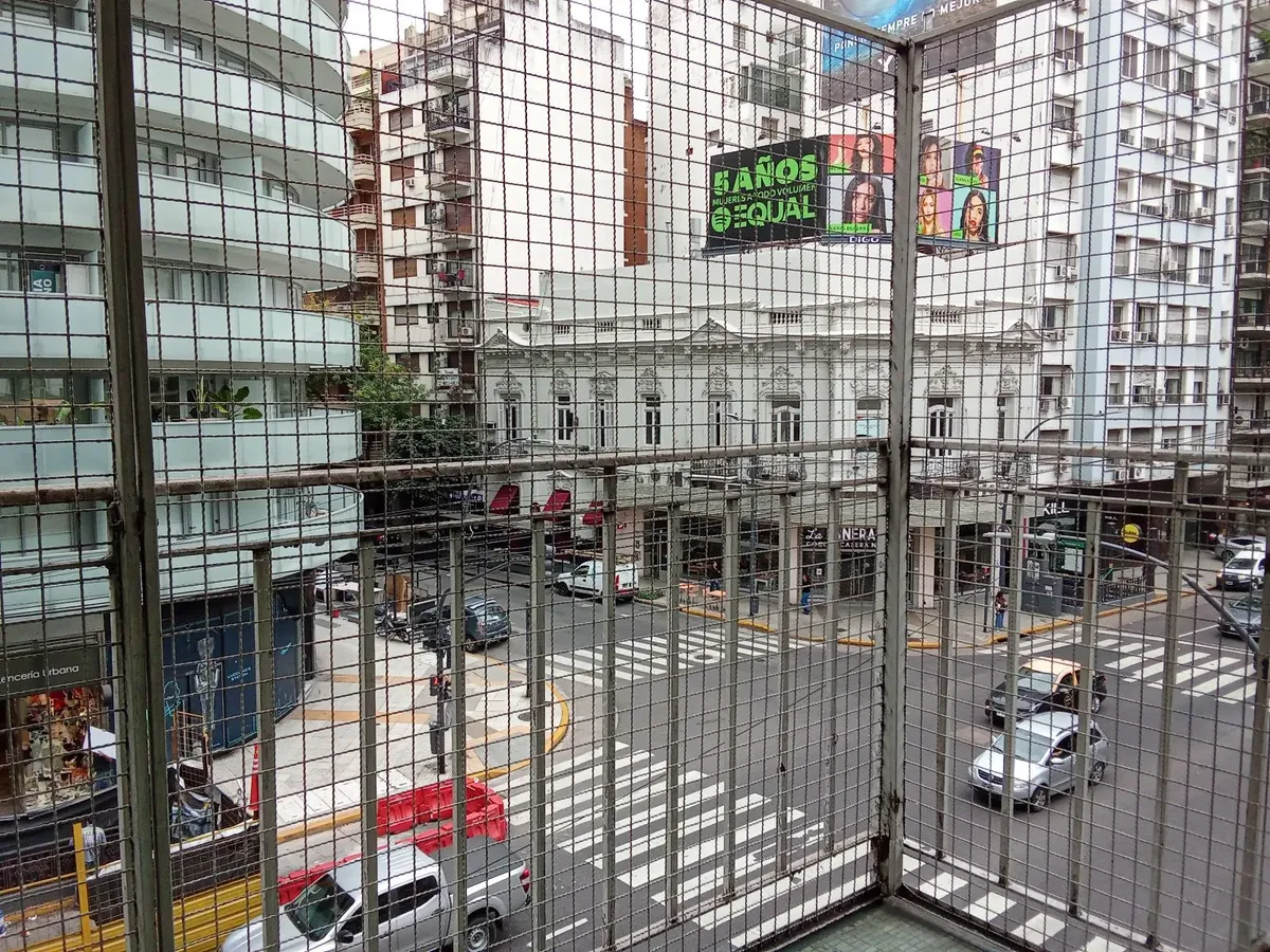 Two-bedroom front-facing apartment with balcony in Recoleta