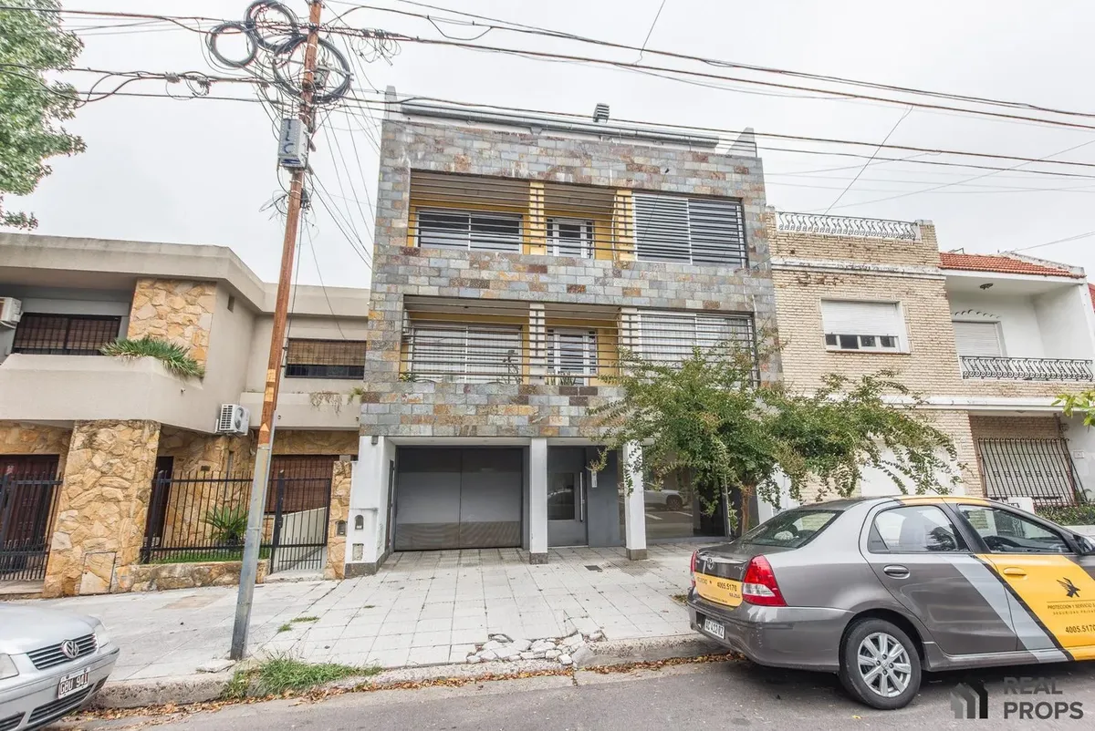 Apartamento de dois ambientes com 1 quarto, varanda e vaga em Saavedra