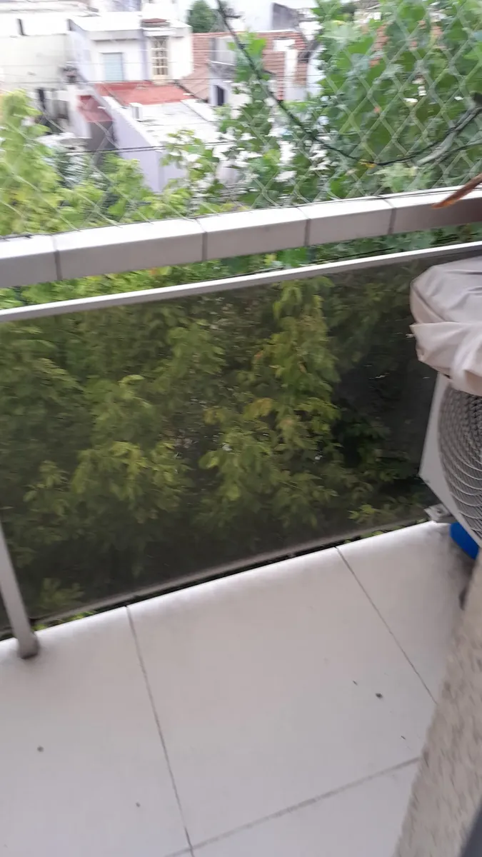 Semipiso de 3 ambientes con balcón y cochera privada en Morón
