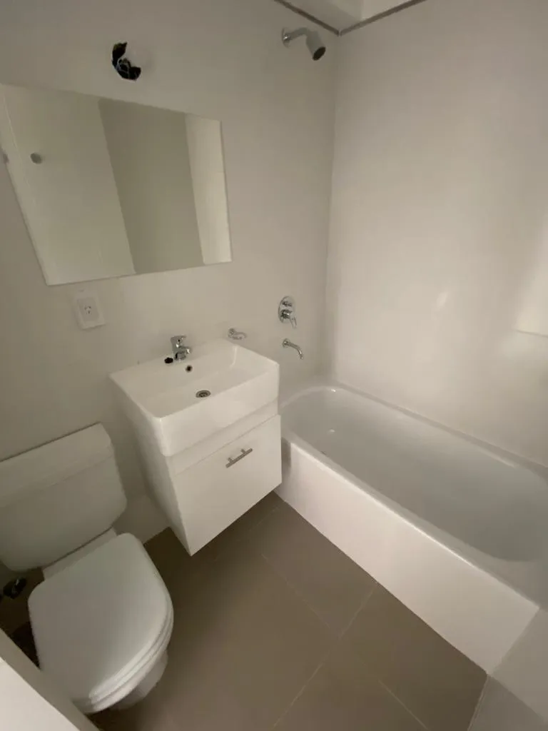 Apartamento de dois ambientes de frente com varanda em Tres de Febrero