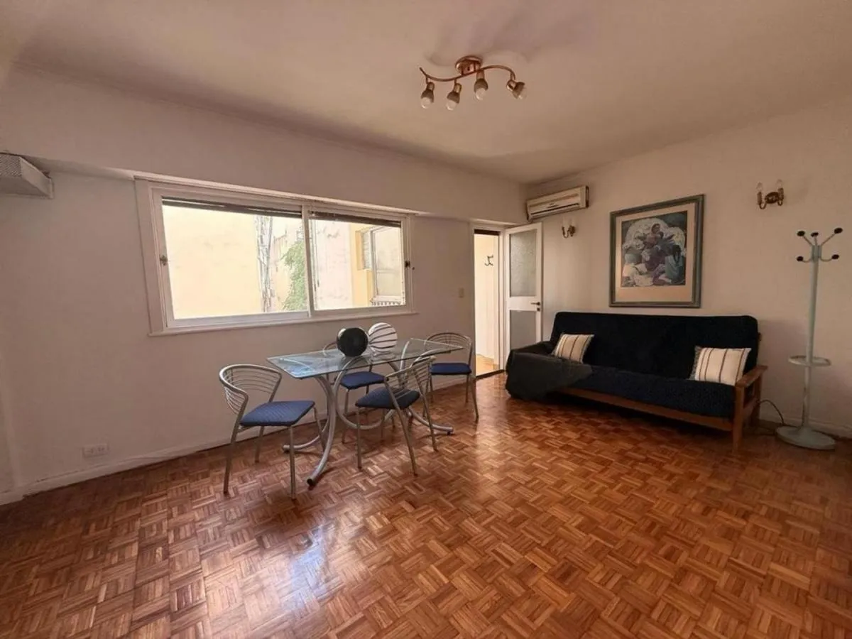 Semi-furnished three-room apartment in Recoleta