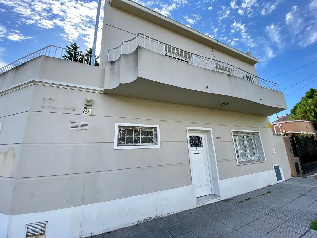 Three-bedroom house in Banfield Este, with garden and garage