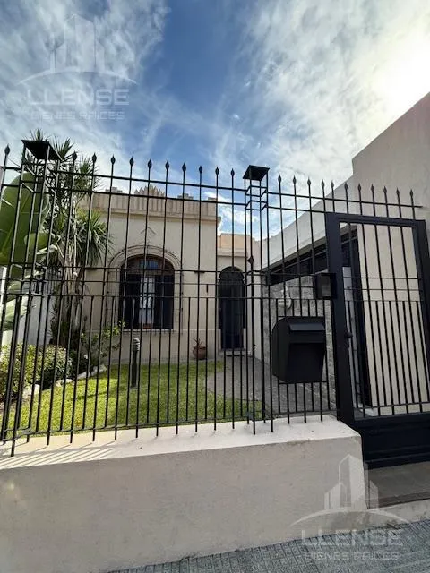 Дом с 4 спальнями, бассейном и участком в Quilmes Oeste