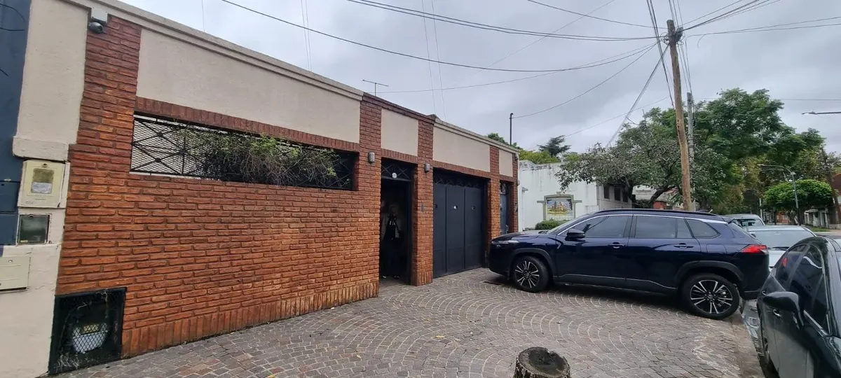 Apartamento térreo com 4 dormitórios em Lanús Oeste