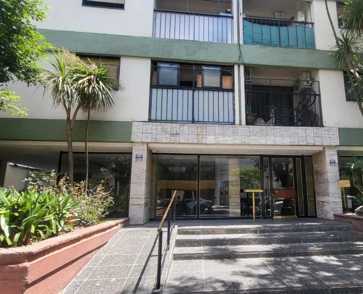 Apartamento de 3 ambientes de frente com varanda em Flores