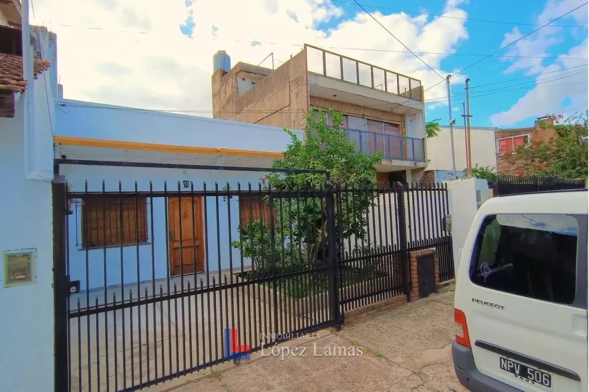 Ground-floor PH three-room unit with parking entrance in General San Martín