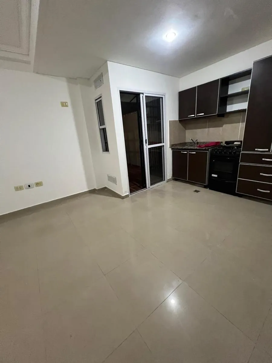 Apartamento de dois ambientes com pátio no Liniers