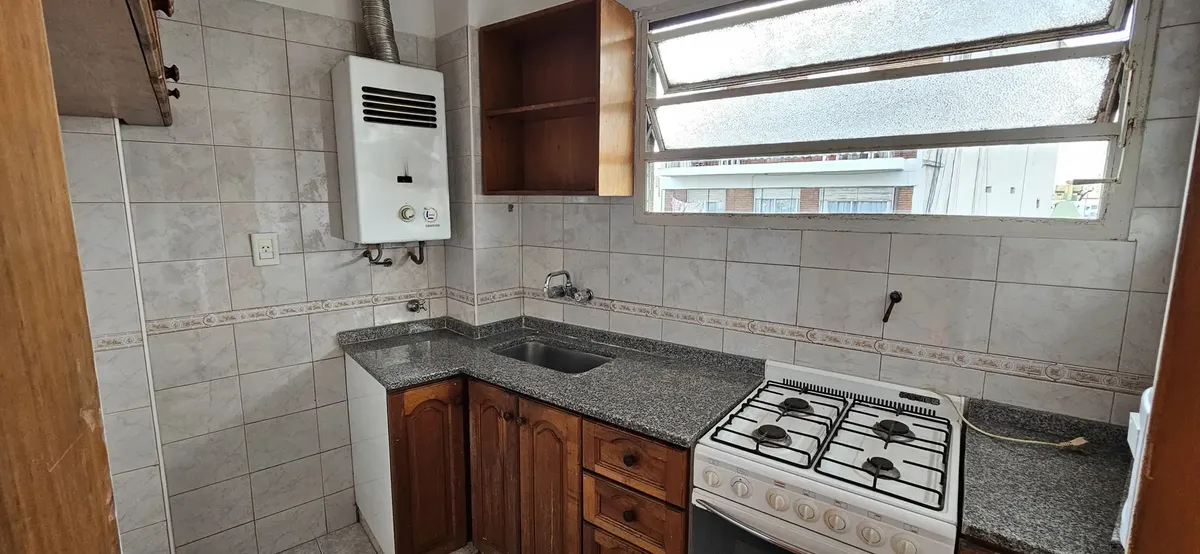 Semipiso de 2 ambientes con balcón al frente en Balvanera