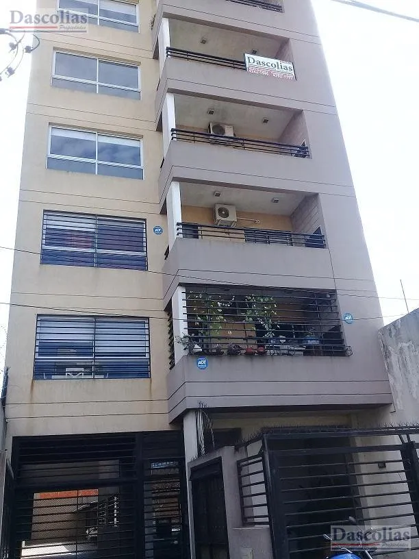 Apartamento de dois ambientes com churrasqueira em Remedios de Escalada