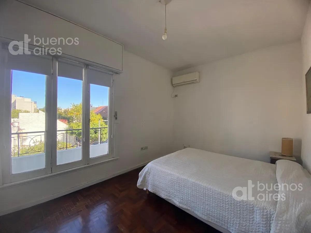 Apartamento de 2 ambientes com varanda, terraço e área de churrasco em Saavedra