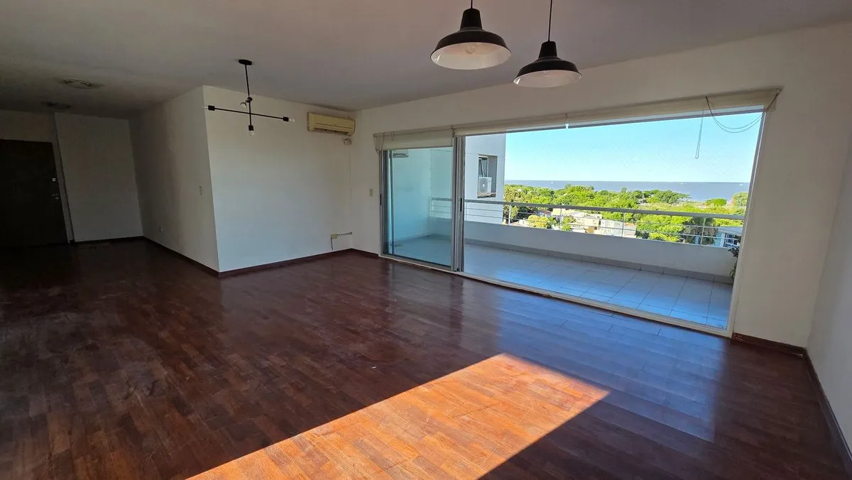 Three-room apartment with river views in Vicente López