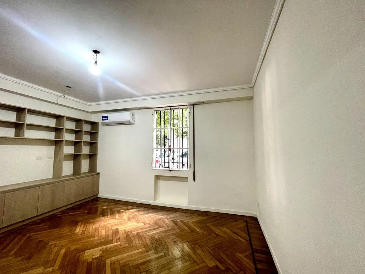 Refurbished three-room apartment with 2 bedrooms in Recoleta
