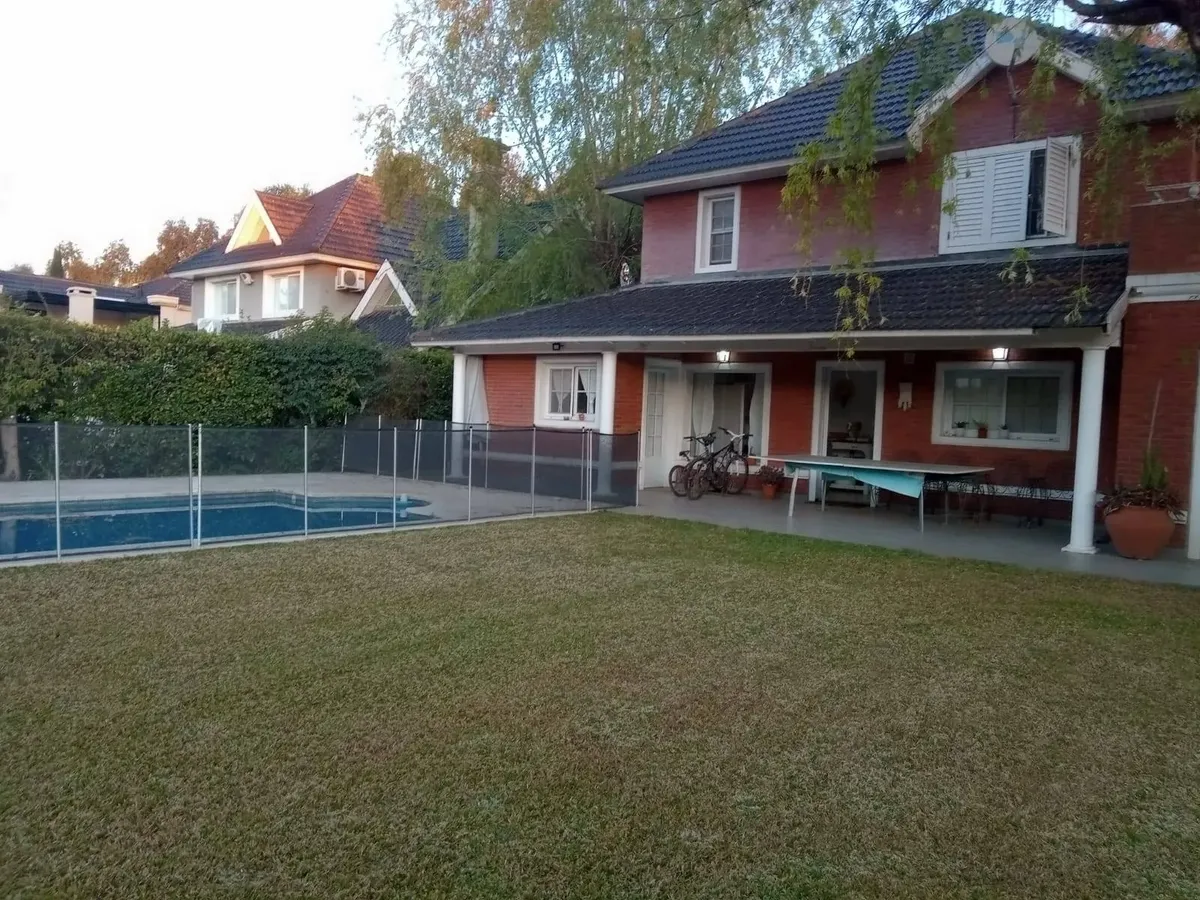 Furnished three-bedroom house in Solar del Bosque with parking