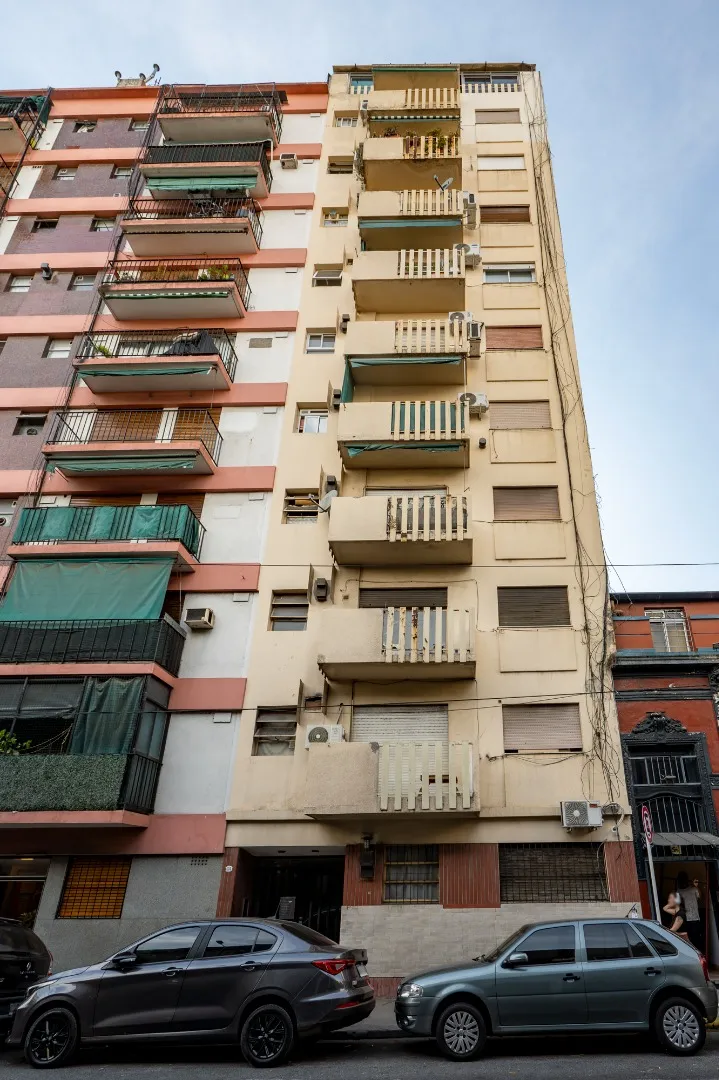 Monoambiente con balcón aterrazado en Monserrat