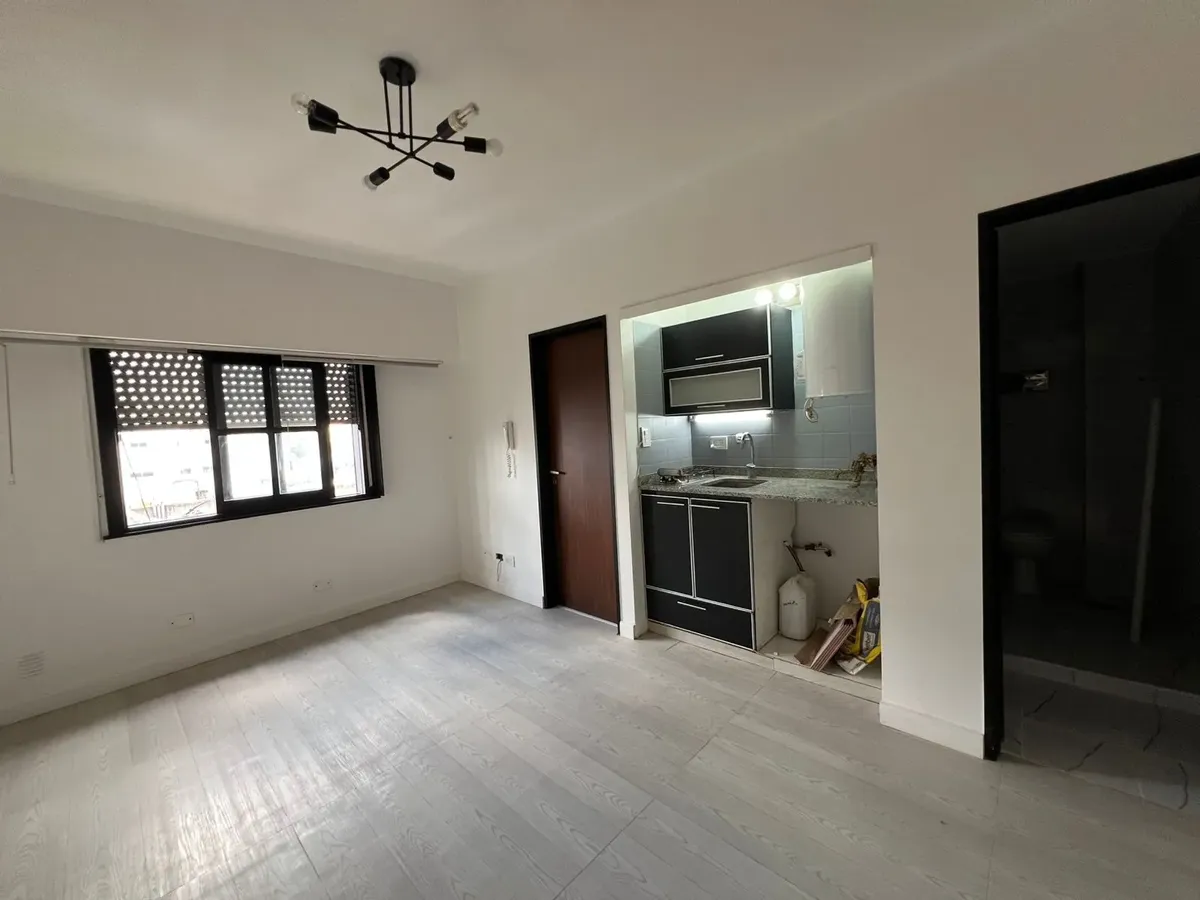 Departamento 2 ambientes al frente en Castelar Norte (Morón)