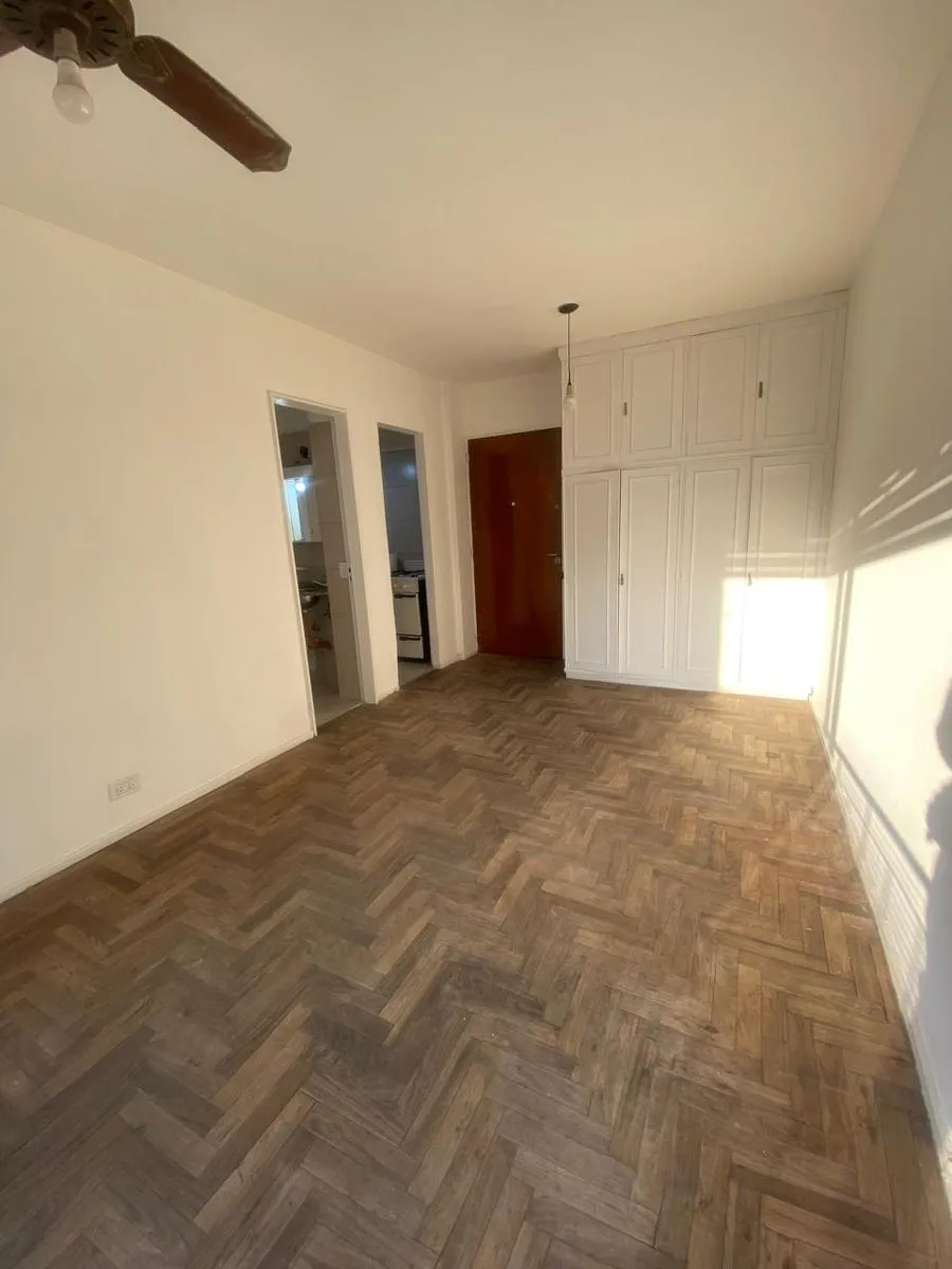 Monoambiente con balcón al frente en Balvanera