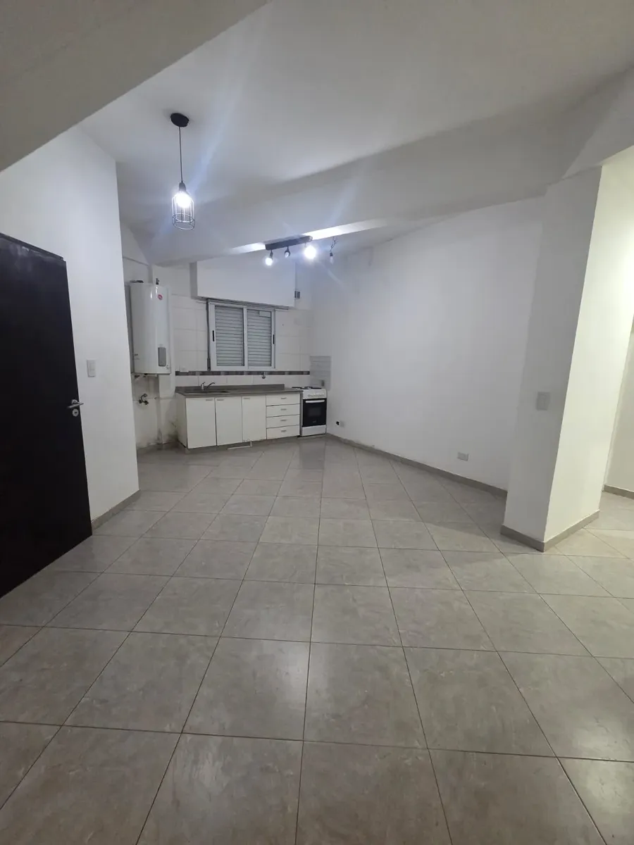 Departamento de 2 ambientes al frente con terraza en Parque Chacabuco