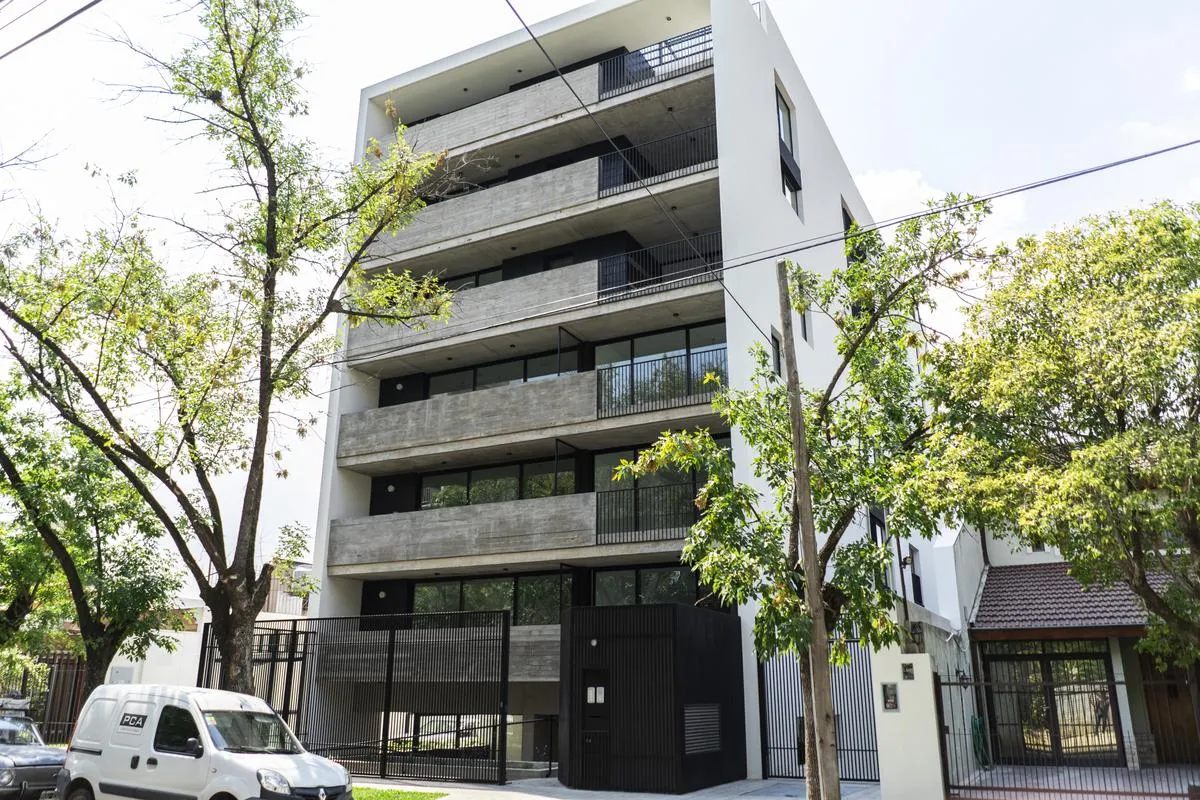 Apartamento de três ambientes com 2 quartos e vaga para 2 carros em Ituzaingó Norte