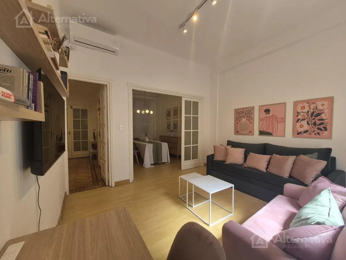 Apartamento mobiliado de três ambientes no Microcentro