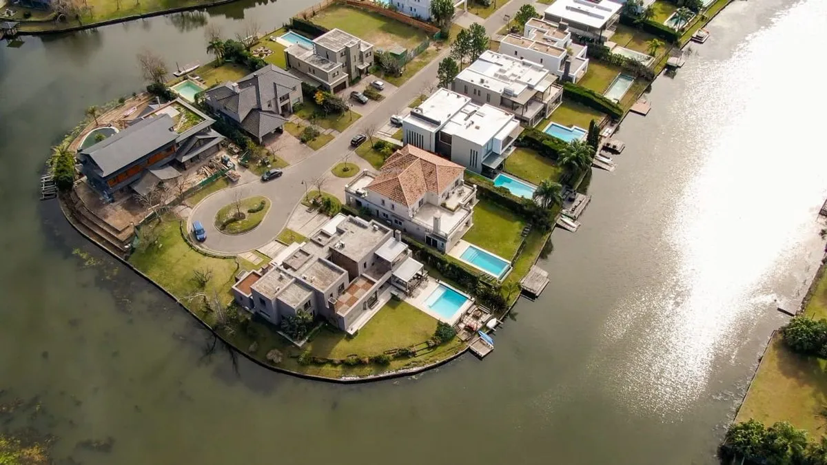 Four-bedroom house with lagoon access in Nordelta (Tigre)