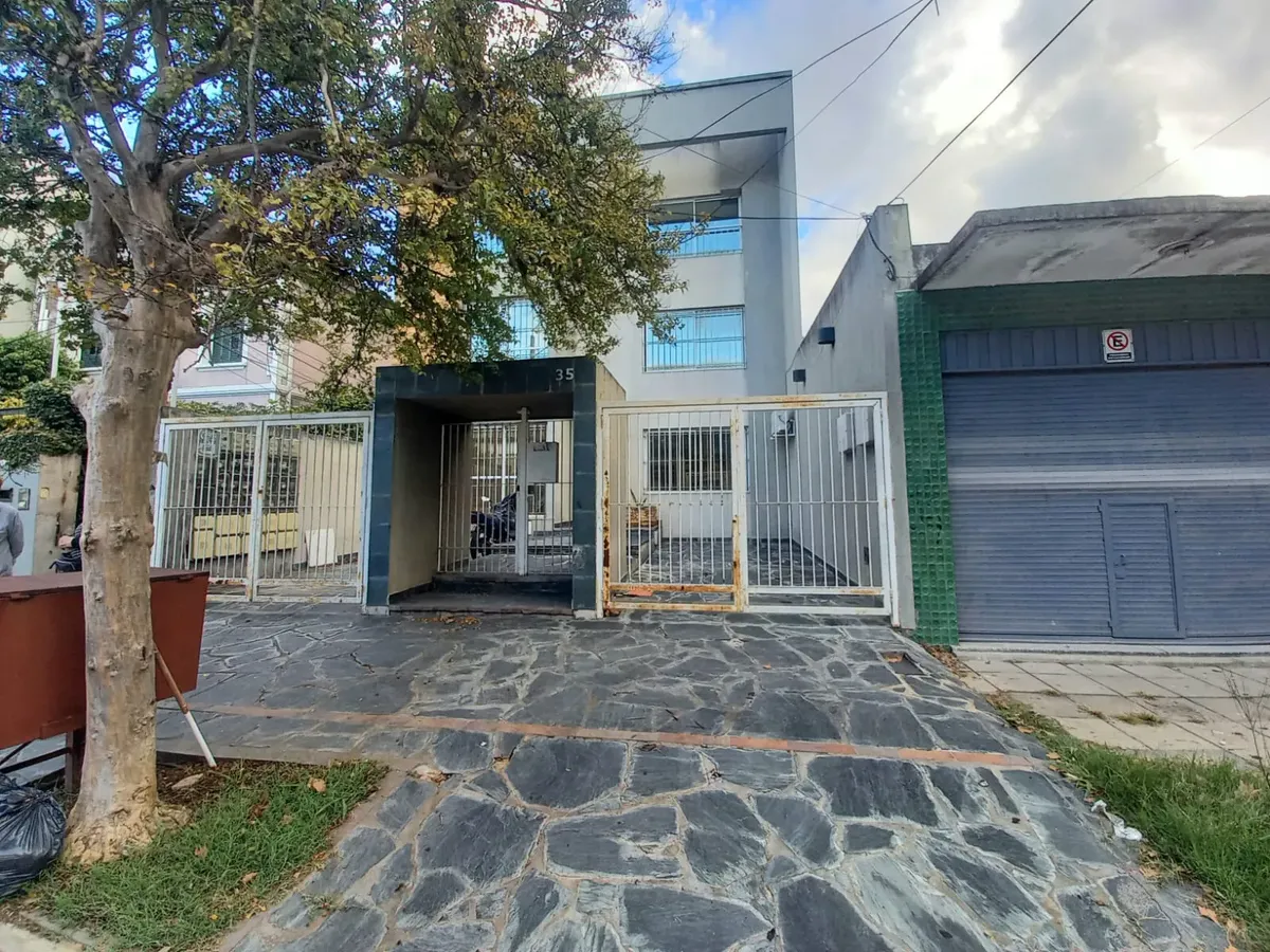 Kitnet com vaga de garagem a nível térreo em Morón