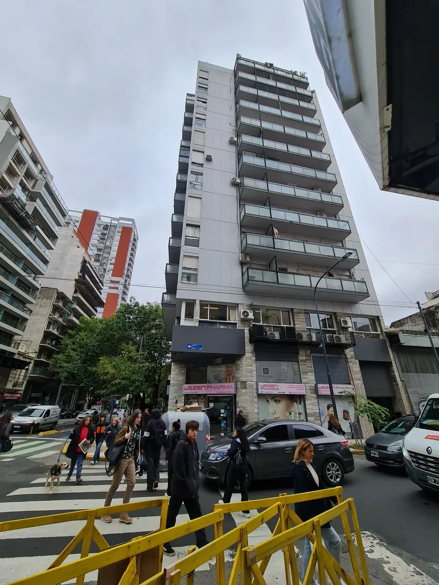 Departamento de 2 ambientes en Balvanera, esquina Av. Corrientes
