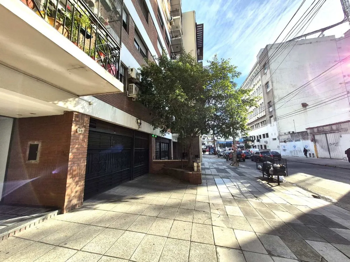 Apartamento de 3 ambientes com varanda de frente em Lanús Oeste