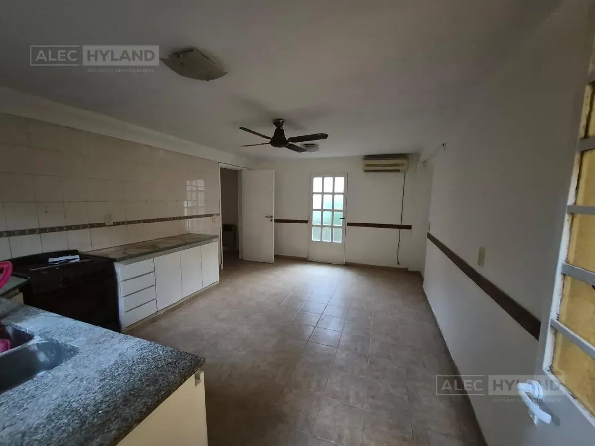 Apartamento tipo PH com 2 dormitórios e pátio em Martínez