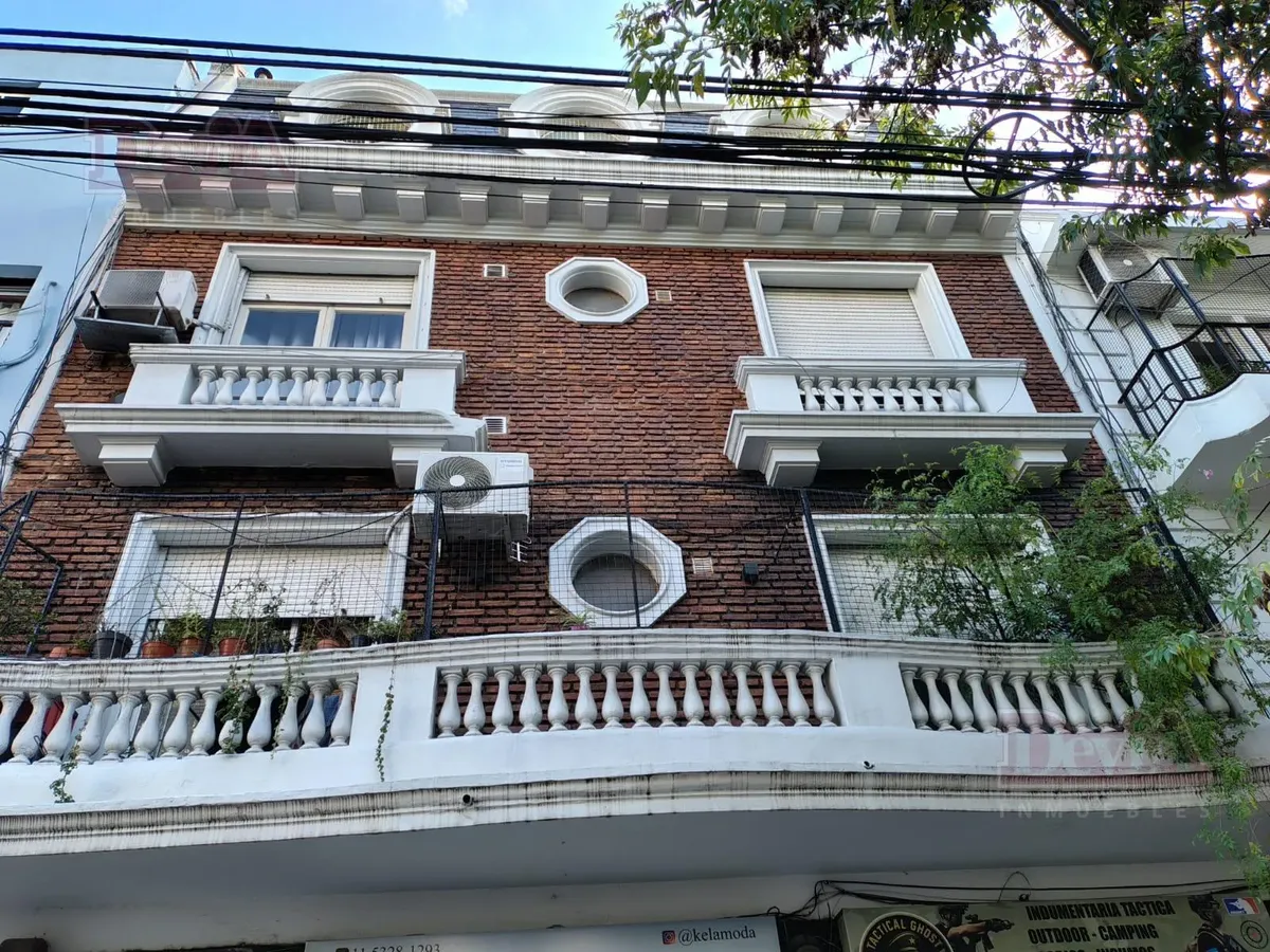 Apartamento de dois ambientes e meio de fundos em Villa Crespo