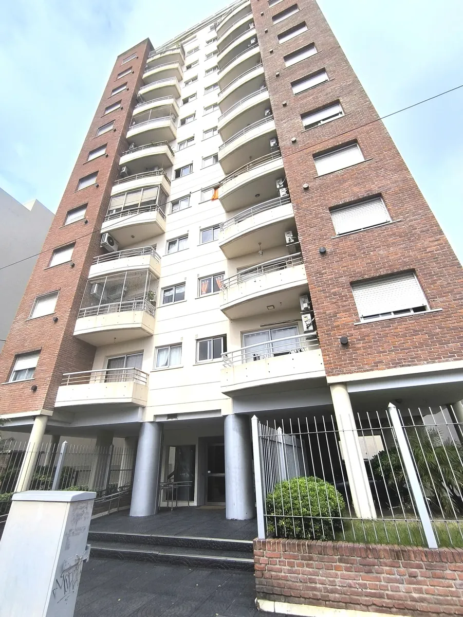 Apartamento de dois ambientes com varanda em Flores