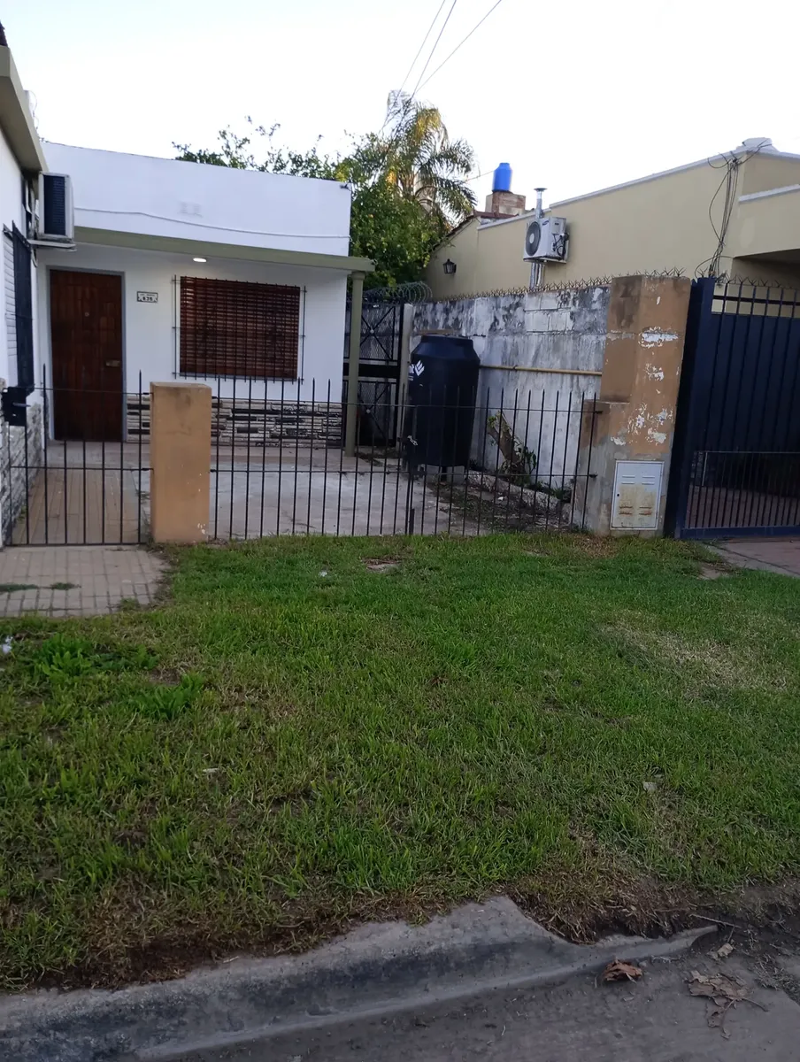 Casa 2 Dorm, Cochera, Amplio Terreno Al Fondo