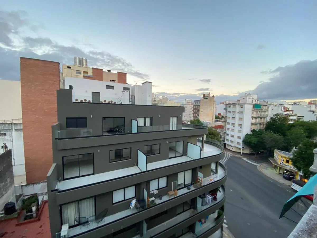 Apartamento de 1 dormitório com varanda de frente em Caballito