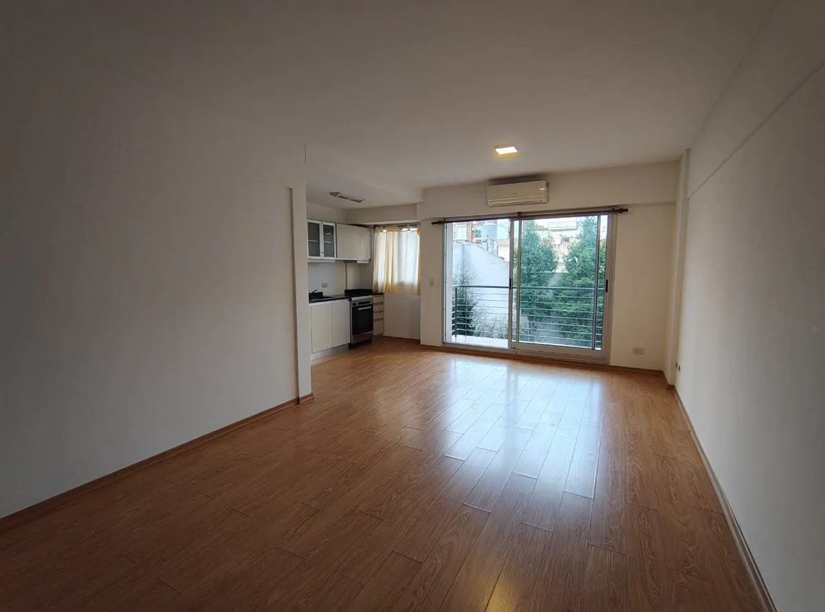 Apartamento de dois ambientes com vaga descoberta em Recoleta