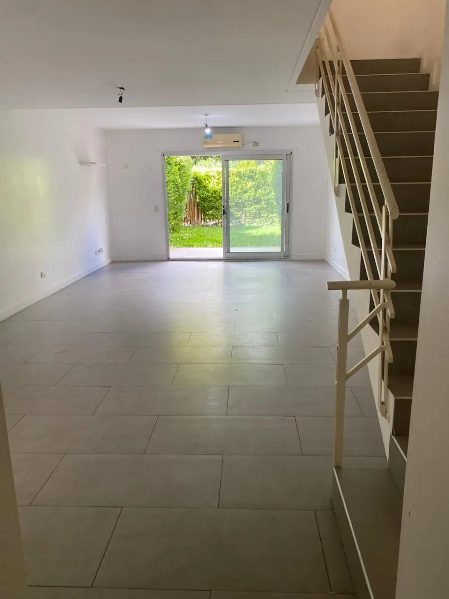 Двухуровневая квартира с 2 спальнями и садом в Florida