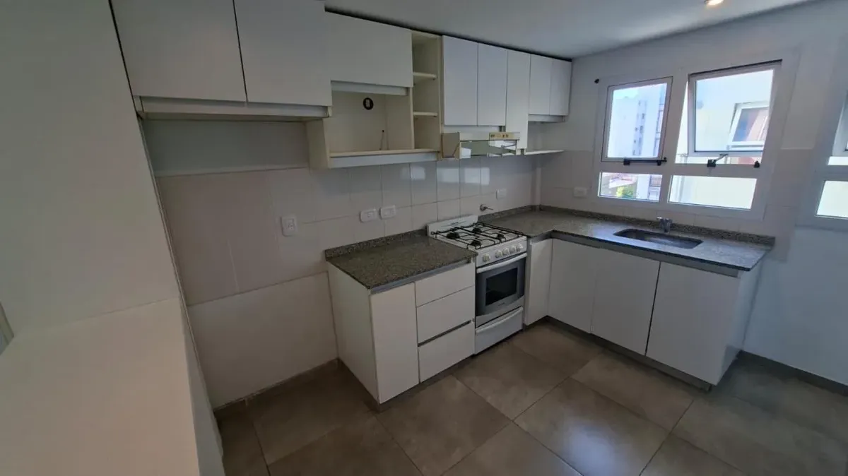 Monoambiente dividido con balcón amplio en Tres de Febrero