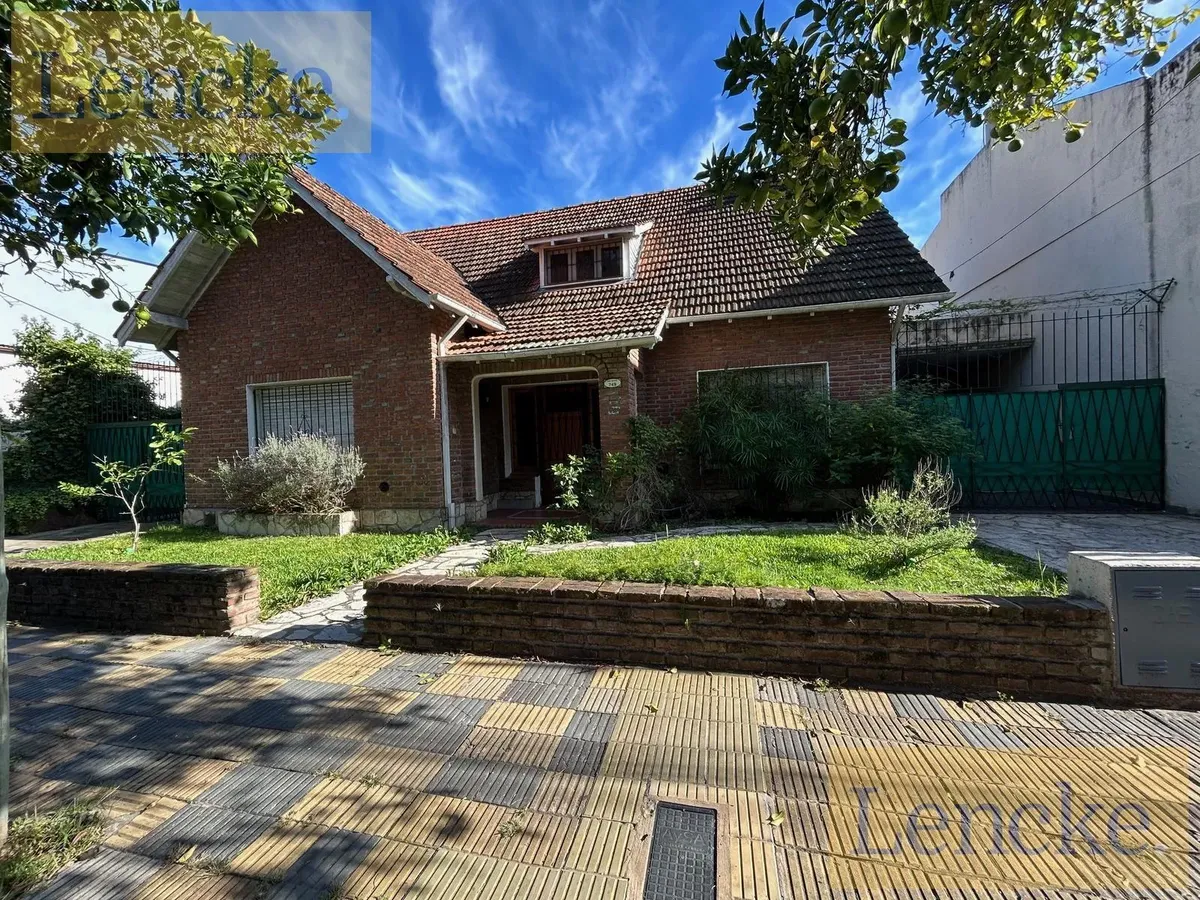 Classic three-bedroom house in Victoria, Victoria-Punta Chica