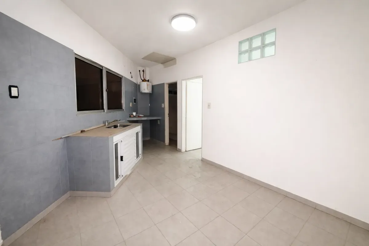 Departamento De 2 Ambientes Ubicado A Una Cuadra De Camino General Belgrano Y Mosconi. Quilmes Oeste. Calle Asfaltada