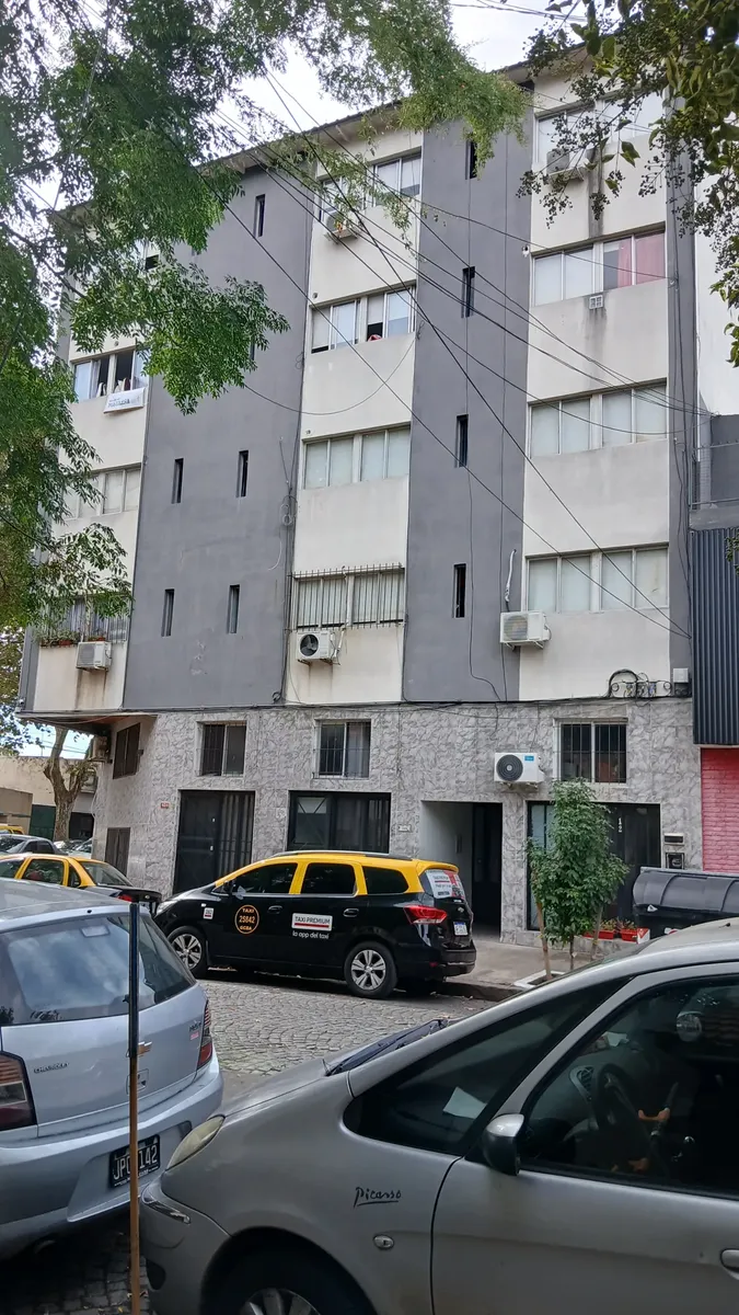 Monoambiente en 1er piso al frente en Parque Patricios