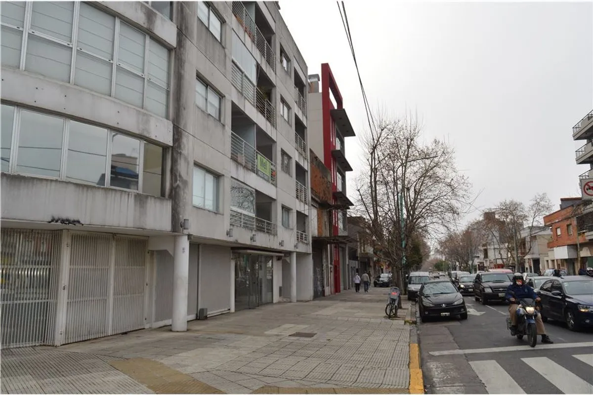 Departamento monoambiente con balcón y patio en Villa Urquiza