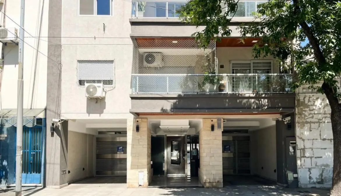 Departamento de 2 ambientes con patio, balcón y cochera en Almagro