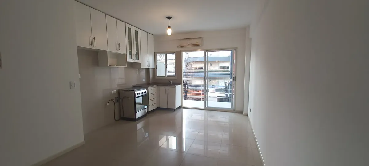 Departamento de 1 ambiente y 1/2 con balcón al frente en Villa Urquiza