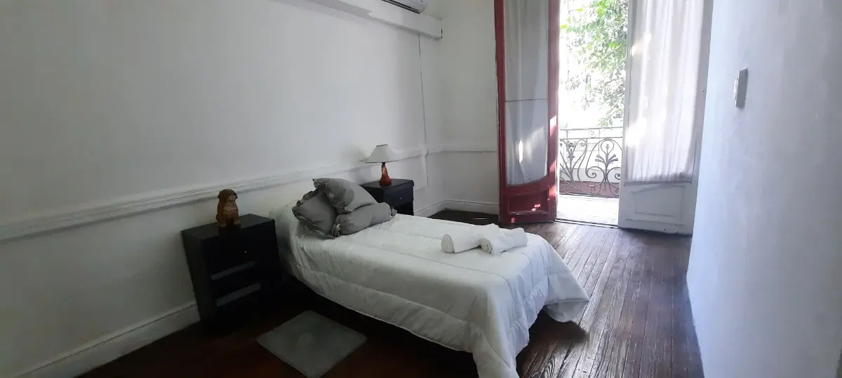 Habitación amoblada en edificio en San Telmo