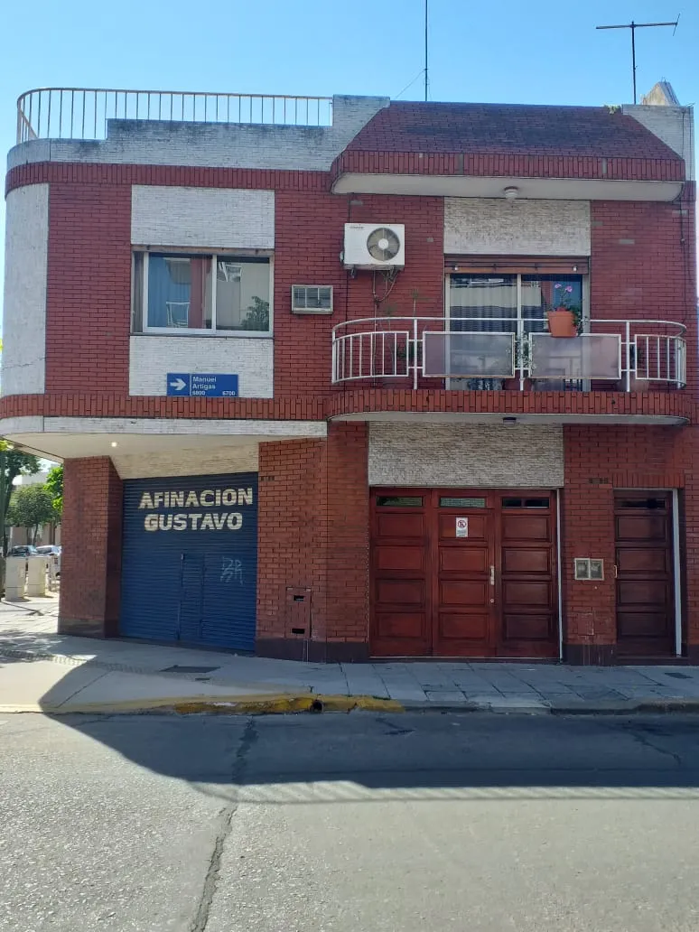 Дом на углу с 3 спальнями в Mataderos